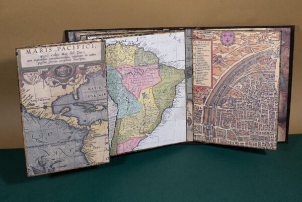 Álbum scrapbooking con tema "Mapas".