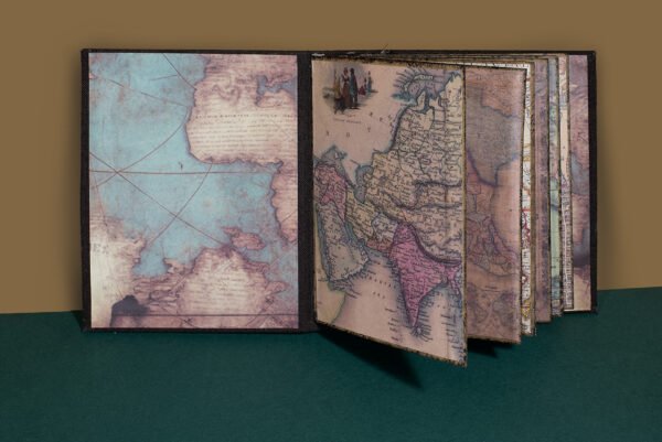Álbum scrapbooking con tema "Mapas".
