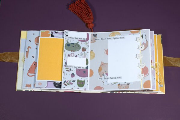 Scrapbook de gatitos en diferentes idiomas